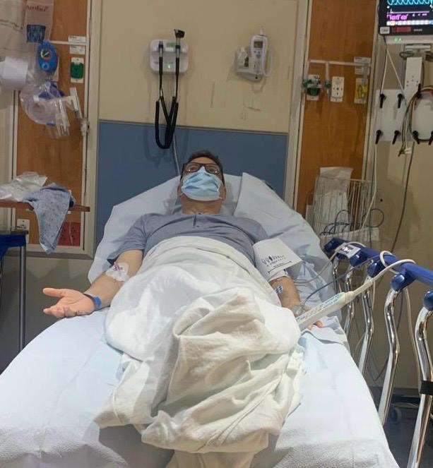 Carlos en cama hospitalaria